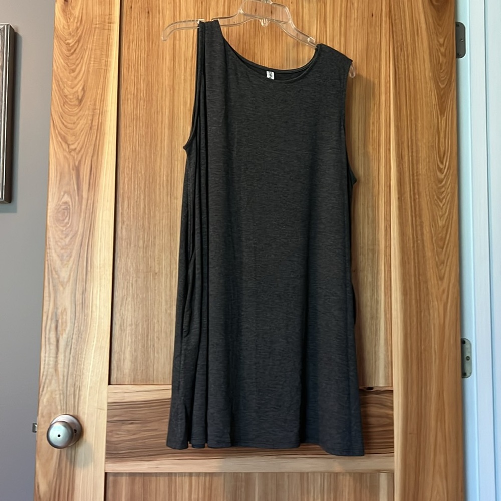 FOUR Zenana Premium Tank Tops with Pockets - Picture 4 of 4